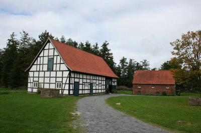 Scheune und Backsteingebäude