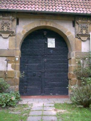 Tor im Torhaus mit Schlupftür