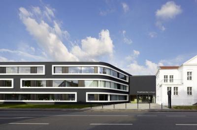 Alt- und Neubau mit neuem Eingengsbereich