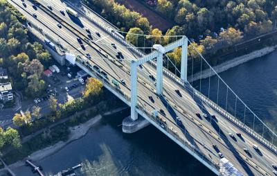 Rodenkirchener Brücke, westlicher Pylon und Fahrbahn von oben