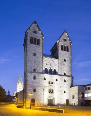 Abdinghofkirche Paderborn erleuchtet