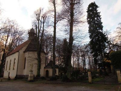 Gesamtansicht Kirche und Friedhofskapelle in Stockkämpen 
