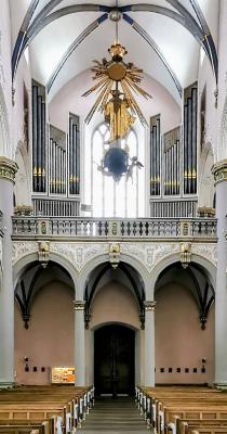 Blick zur Orgel empore und Hängemadonna
