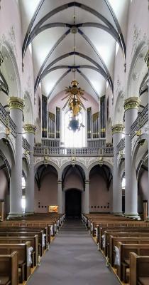 Blick durch das Kirchenschiff zum Eingang nach Norden