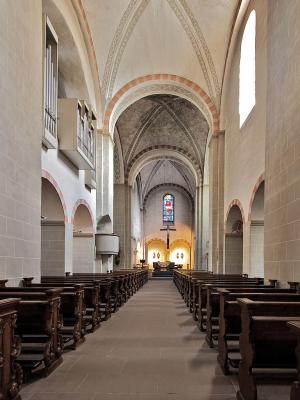 Blick Richtung Osten ins Mittelschiff der Gaukirche St. Ulrich in Paderborn