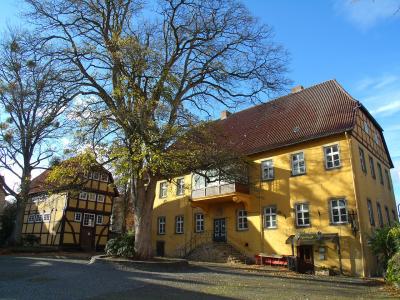 vorgelagerte Freitreppe im Osten, links der Fachwerkspeicher