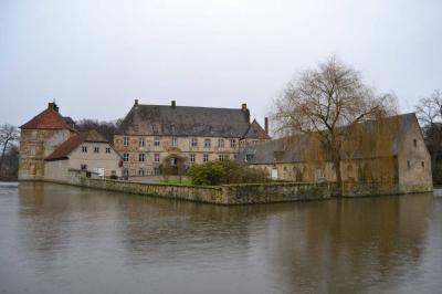 Blick auf Schloss Tatenhausen von der Versmolder Straße