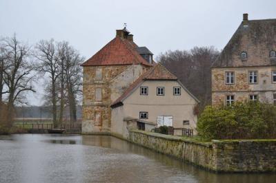 Blick auf Torhaus und Kutschenremise Schloss Tatenhausen