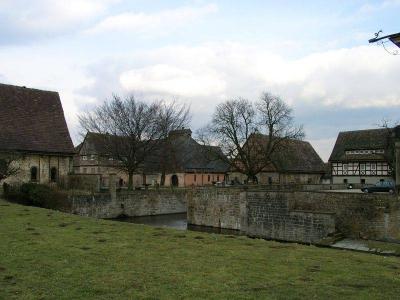 Blick auf Wirtschaftshof Schloss Holzhausen