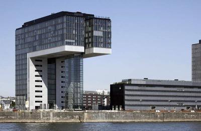 Blick vom Rhein auf das Kranhaus Süd