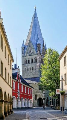 Rathausstraße mit Blick auf St. Patrokli