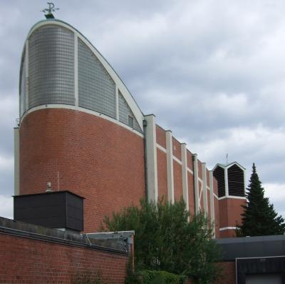Heilig Kreuz Kirche Bottrop, Rückansicht mit parabelförmigem Kirchenschiff