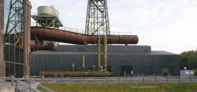 Seitenansicht mit Blick auf die umliegenden Industrie-Relikte