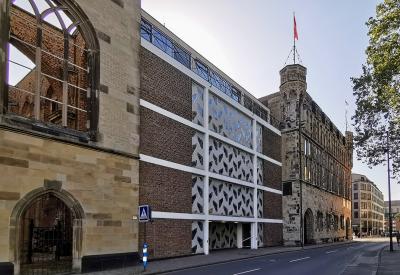 Neubau der 1950er Jahre zwischen Kirche und gotischem Bau