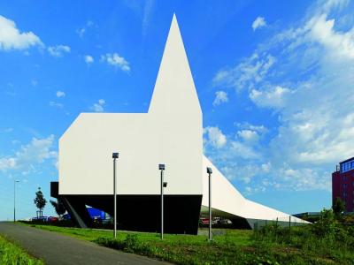 Front der Autobahnkirche, deren Silhouette die Gestaltung des Autobahnkirchen Schildes umsetzt