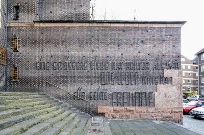 Inschrift und in Sandstein gemeißelter Soldat