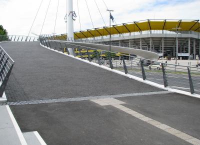 Rampe der Fußängerbrücke mit Aachener Stadion im Hintergrund