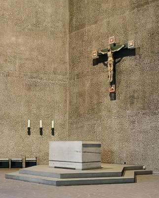 Altar mit Kreuz