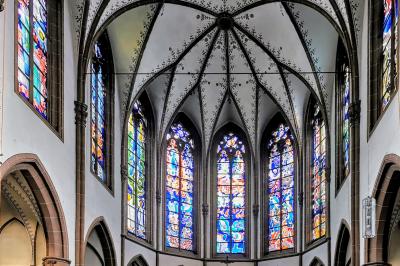 Deckengewölbe und Fenster im Chor