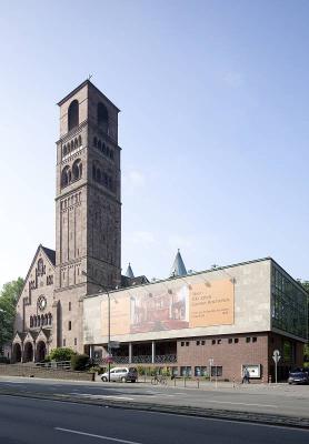Erlöserkirche mit Gemeindehaus
