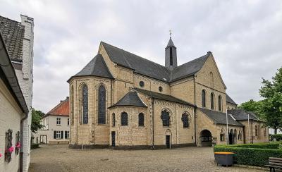 Nordostansicht St. Suitbertus, Chor und Querhaus mit Vorhalle