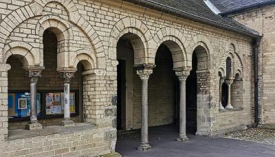 Vorhalle von außen