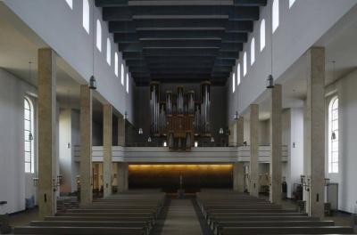 Innenansicht mit Blick zur Orgel