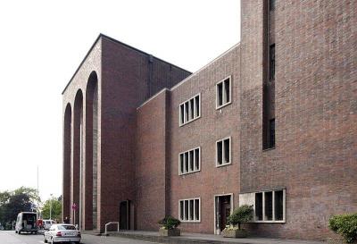 Straßenfassade mit Turm und Hauptportal