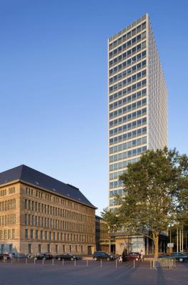 Mannesmann-Hochhaus, Ansicht von der Rheinuferpromenade