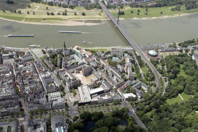 Luftaufnahme der Düsseldorfer Altstadt mit Teilen des Hofgartens