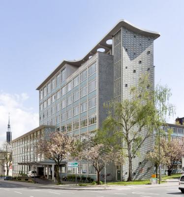 achtgeschossiger Verwaltungstrakt Gesundheitshaus 