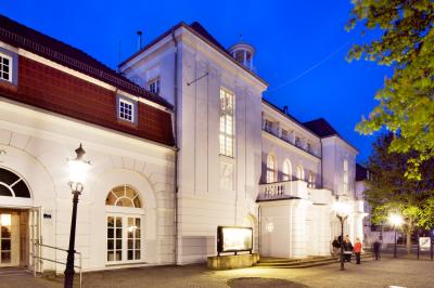 Stadttheater bei Nacht