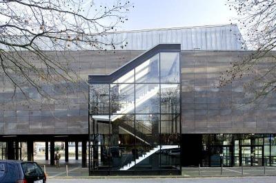 Außenansicht Musiktheater mit verglastem Treppenhaus