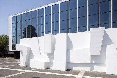 Betonrelief von Robert Addams vor der Glasfront