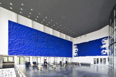 Foyer mit Wandreliefs von Yves Klein