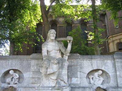 Jahrhundertbrunnen vor der Friedenskirche