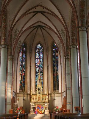 Innenraum von St. Mauritius mit Blick in den Chor