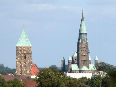 Blick auf Rheine mit der St. Antonius Basilika rechts und der Stadtkirche St. Dionysius links