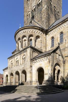 St.-Antonius-Basilika in Rheine mit Portalvorhalle im Westen