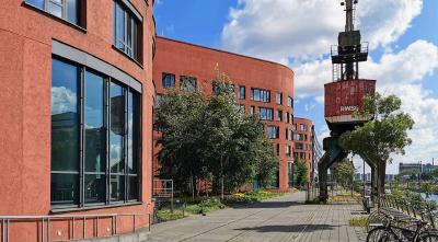 wellenförmiger Neubau aus der Fußgängerperspektive