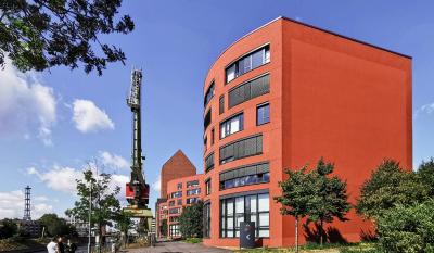 wellenförmiger Neubau von Osten gesehen