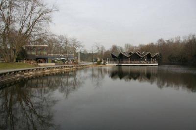 Seeansicht Restaurant Buschmühle (links) und Seepavillon (rechts) 