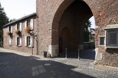 Stadtseitiges Portal des Haupttors