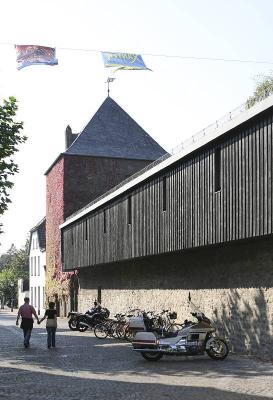 Wehrgang der Stadtmauer mit Blick auf den Meerturm