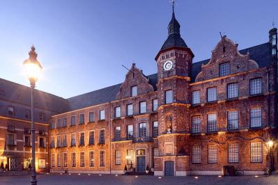 Düsseldorfer Rathaus bei Dämmerung