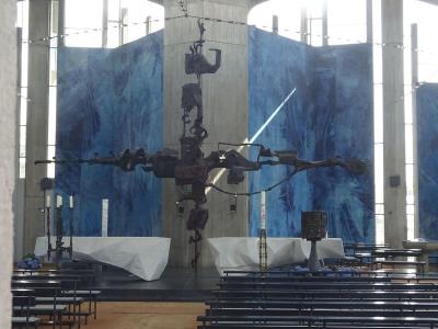 "Schrott-Kreuz" im Inneren der Kirche