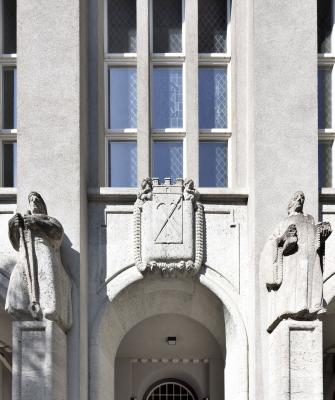 Neues Rathaus Schwerte, seitlicher Haupteingang, Wappen