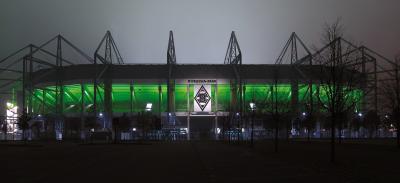 Fußballstadion im Borussia-Park Mönchengladbach, Ansicht bei Nacht