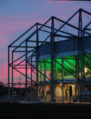 Außenansicht Tragwerk Tribüne bei Nacht