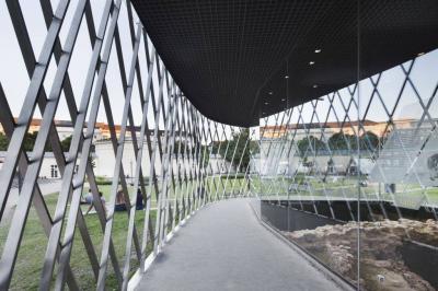 Archäologisches Fenster mit Pavillon aus Edelstahlkonstruktion